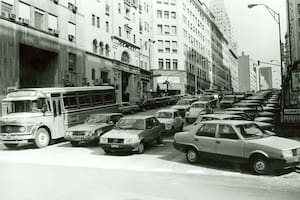 Imagen de la bajada de la avenida Corrientes (se observa el frente del hotel Jousten) tomada el 14 de abril de 1988.
Foto de Cayetano Galizia.