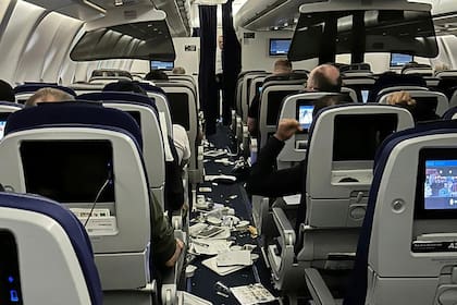 Imagen de la cabina del vuelo 469 de Lufthansa que iba de Austin, Texas, a Fráncfort, Alemania, luego de sufrir una fuerte turbulencia el miércoles 1 de marzo de 2023. El avión aterrizó de emergencia sin más contratiempos en el Aeropuerto Internacional Dulles en Washington.