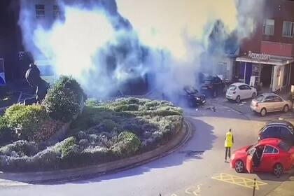 Imagen de la cámara de seguridad del Hospital de Mujeres en Liverpool. Momento en el que el pasajero detona el explosivo dentro del taxi