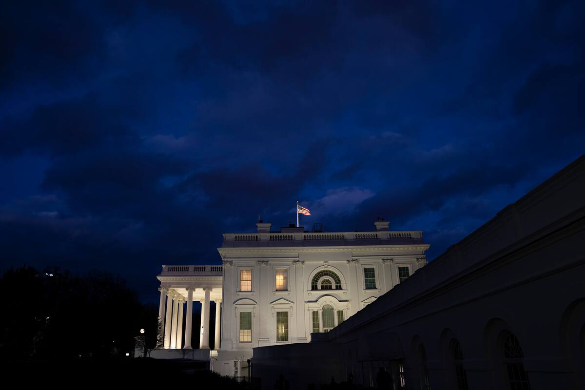 Imagen de la Casa Blanca al anochecer el 17 de noviembre de 2020 en Washington, DC.