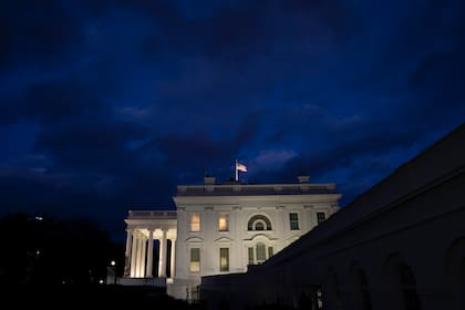 Imagen de la Casa Blanca al anochecer el 17 de noviembre de 2020 en Washington, DC.