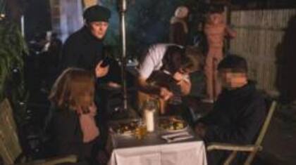 Imagen de la cena celebrada por Oobah Butler en su cobertizo.