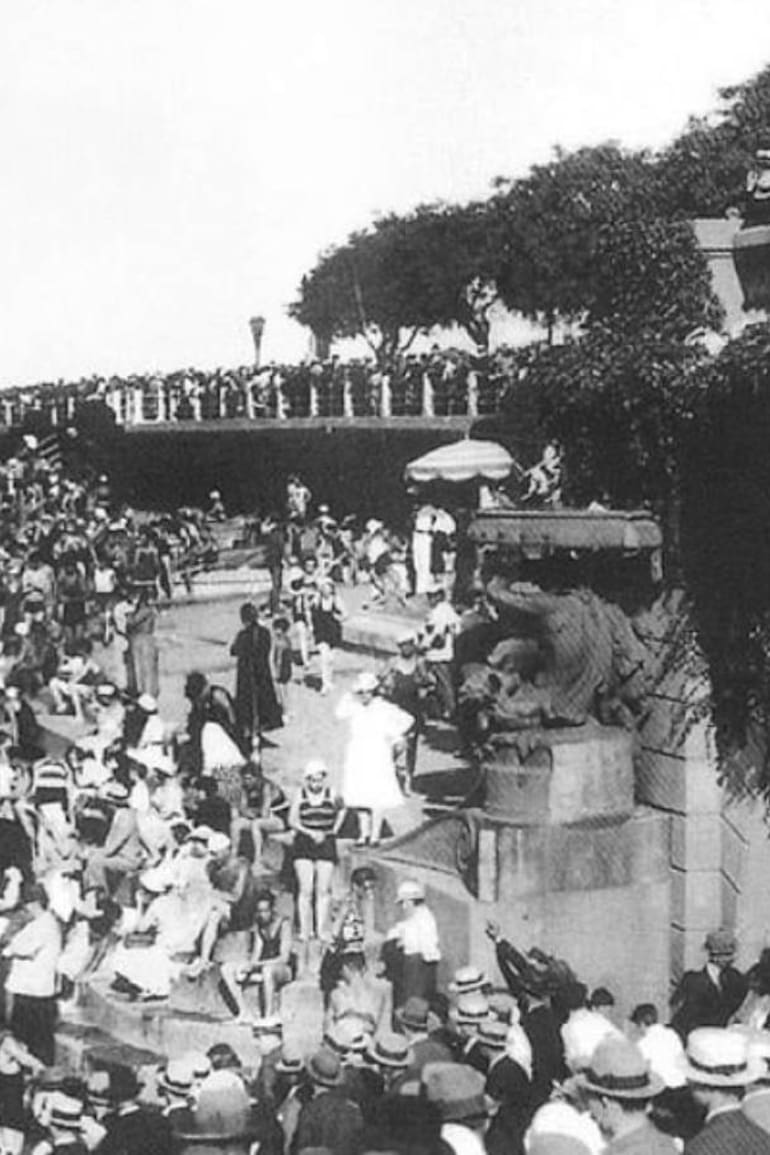 Imagen de la década del 20, en la actual Costanera Sur, cuando todavía era posible bañarse en el Río de la Plata