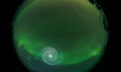 Imagen de la espiral resultado del combustible expulsado por un cohete de Space X sobre Alaska