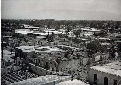 Imagen de la esquina de Mendoza y Mitre, vista desde el cine Estornell, en 1945; la recostrucción de San Juan después del terremoto llevó varios años