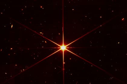 Imagen de la estrella 2MASS J17554042+6551277 tomada por el JWST en su proceso de calibrado