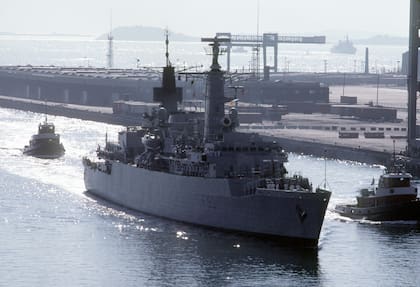 Imagen de la fragata HMS BRILLIANT, tipo 22, que formó "pareja" con el destructor HMS Glasgow en el sistema defensivo que Woodward bautizó "piquete" o "combo 42-22"
