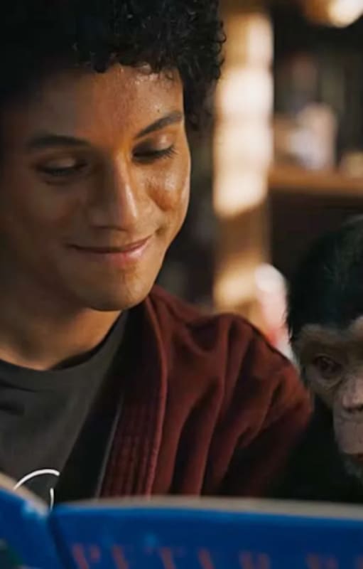 Imagen de la película "Michael", el cantante junto a su chimpancé Bubbles