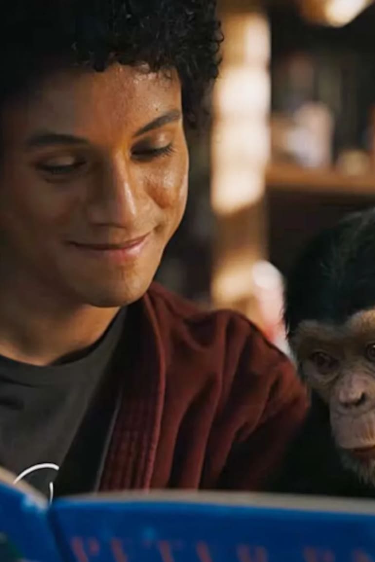 Imagen de la película "Michael", el cantante junto a su chimpancé Bubbles