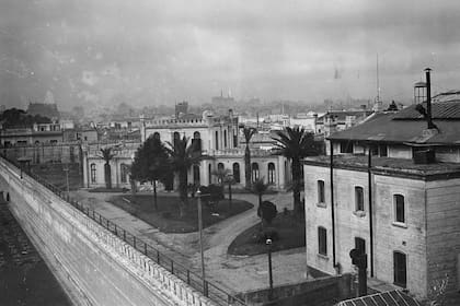 Imagen de la Penitenciaria Nacional del año 1930, tomada desde Las Heras hacia el sudeste; al fondo se observa la Facultad que fue de Derecho y hoy pertenece a Ingeniería