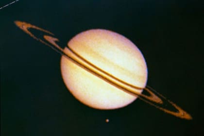 Imagen de la Pioneer 11 muestra a Saturno y su luna Titán (NASA Ames)