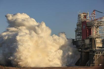 Imagen de la prueba con encendido completo de motores de la etapa central del cohete SLS