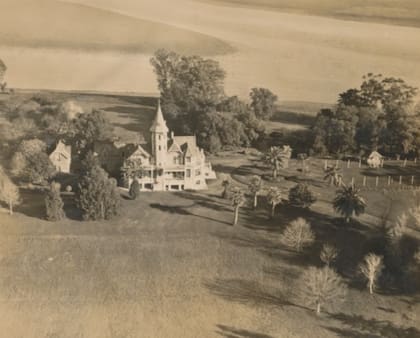 Imagen de La Raquel en 1930, la histórica estancia está ubicada en la provincia de Buenos Aires, en el partido de Castelli. Fue una de las propiedades heredadas por Manuel Guerrero, padre de Valeria Guerrero, y con el tiempo se convirtió en un lugar icónico de la historia familiar.