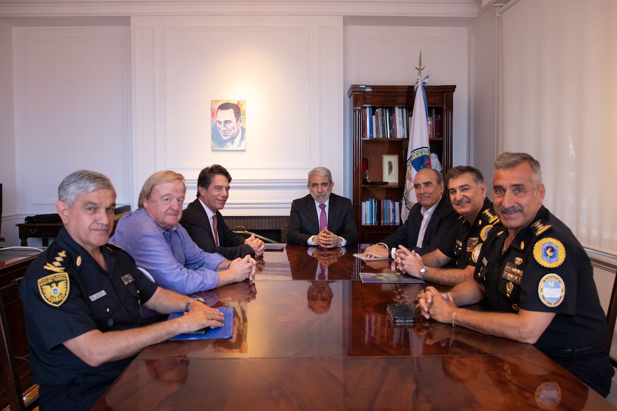 Imagen de la semana pasada, cuando Aníbal Fernández recibió en su despacho a Guillermo Francos y Nicolás Posee. Francos volvió ayer martes a la cartera de Seguridad para la transición