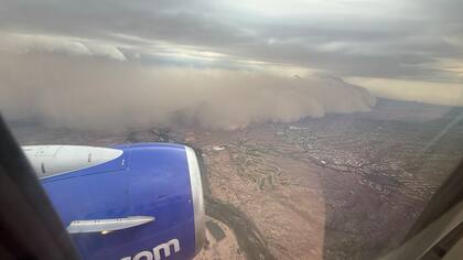 Imagen de la tormenta de polvo vista desde un vuelo sobre Phoenix