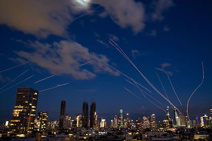 Imagen de larga exposición del 28 de febrero de 2026 de rastros de estelas de los misiles interceptores lanzados por los sistemas de defensa aérea israelí, en Tel Aviv, Israel