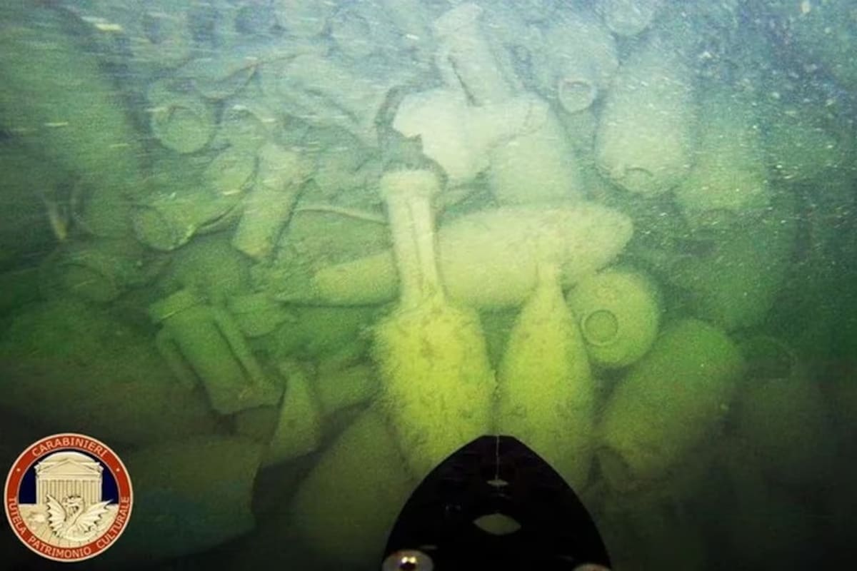Imagen de las ánforas encontradas por la división de los Carabinieri de Italia dedicada al patrimonio cultural en un pecio de un antiguo carguero romano en el fondo del mar en Civitavecchia, cerca de Roma, Italia, 25 de julio de 2023.