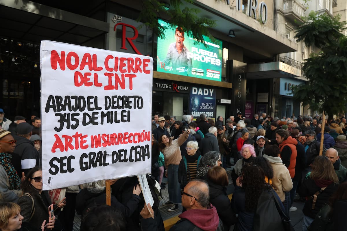 Imagen de multitudinario abrazo que este mediodía tuvo lugar en la sede del INT en rechazo las medidas adoptadas por el Poder Ejecutivo.