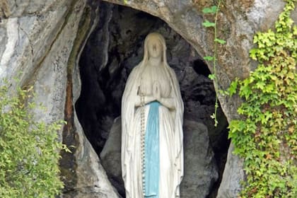 Imagen de Nuestra Señora de Lourdes, en la gruta de Massabielle
