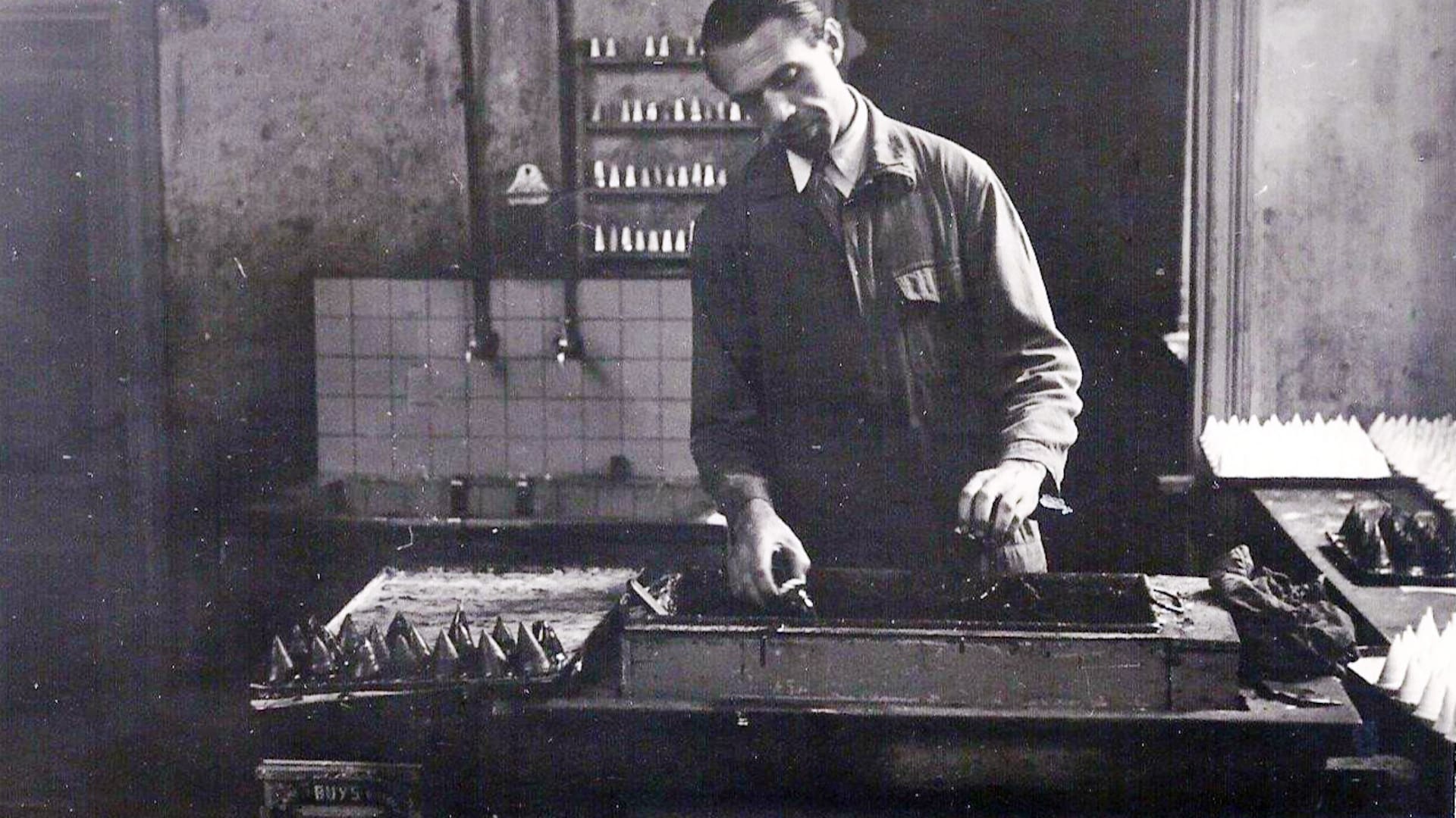 Imagen de principio del siglo XX: en Europa, un chocolatero produce conoces de chocolate rellenos con crema