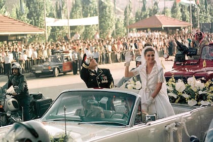Imagen de Rania de Jordania el día de su casamiento con el rey Abdalá II en 1993 donde se puede ver el cinturón que años después le prestó a su joven heredera.