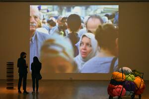 Imagen de sala donde se exhiben instalaciones y el video de Kimsooja, "Mujer aguja", en el Museo Nacional de Bellas Artes
