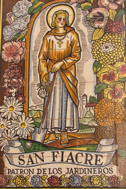 Imagen de San Fiacre pintada sobre azulejos en un jardín de Sevilla, España.