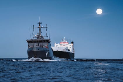Imagen de un buque de transporte y otro de la armada finlandesa compartido por las fuerzas de Defensa de Finlandia