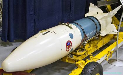 Imagen de un cohete AIR-2 Genie similar al localizado en Washington con una réplica de una ojiva nuclear adjunta