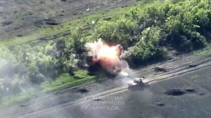 Imagen de un video dideo difundido por el ejército ucraniano de un vehículo militar atacando posiciones rusas cerca de Bajmut. La BBC no ha podido verificar la fecha de la imagen.