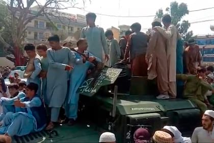 Imagen de un vídeo en el que se muestra a los talibanes que han tomado la ciudad de Jalalabad este domingo.STR / AFP