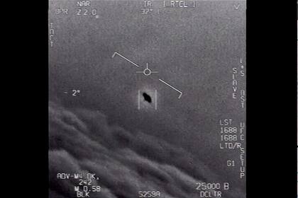 Imagen de un video proporcionada por el Departamento de Defensa conocido como Gimbal de 2015 de un objeto inexplicado en el centro mientras vuelta alto entre las nubes. (Departamento de Defensa vía AP)