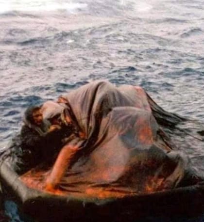 Imagen de una balsa empetrolada. Milagrosamente, quien iba adentro pudo sobrevivir, según asegura la Asociación Amigos del Crucero Belgrano.