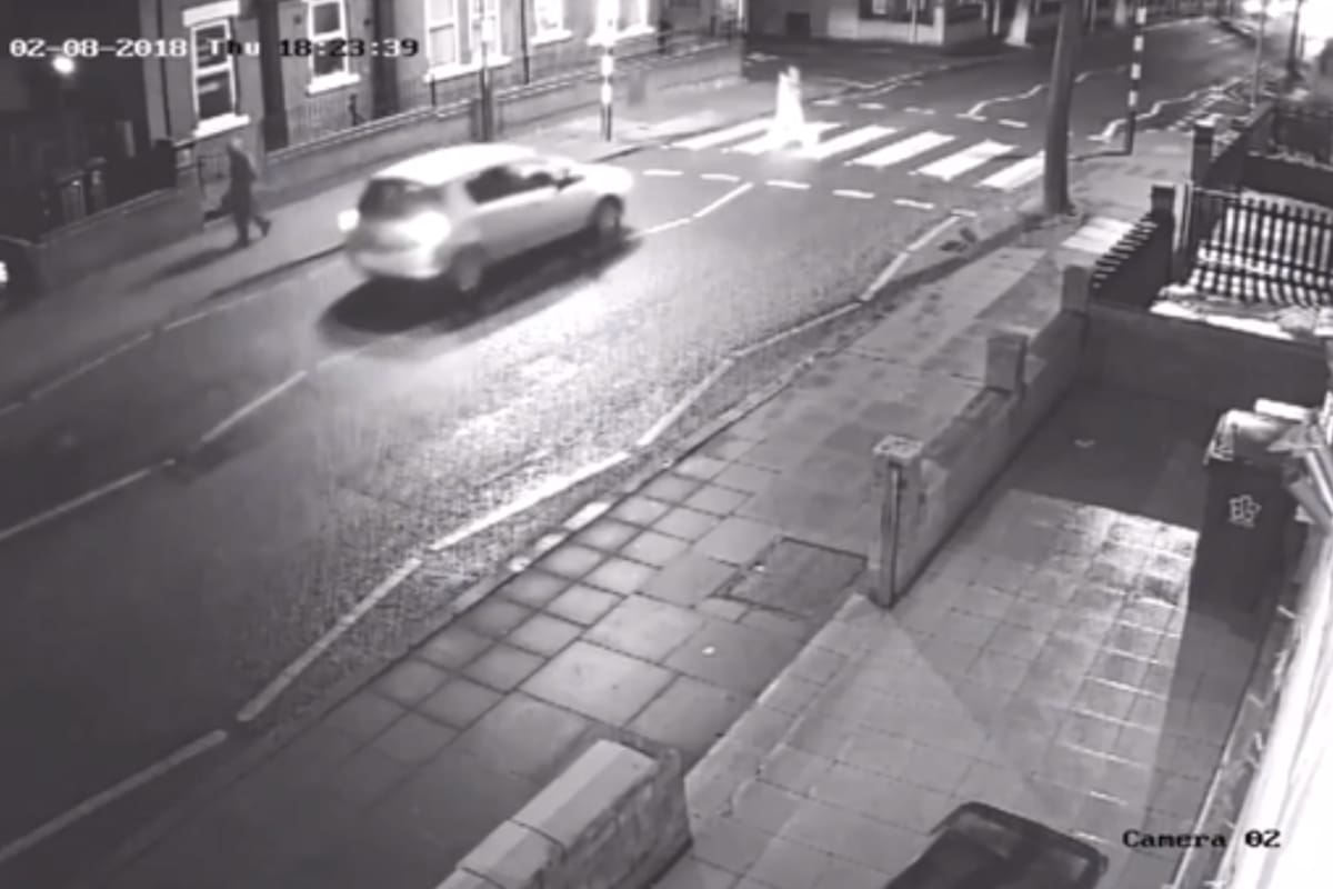 Imagen de una cámara de seguridad de la ciudad de Leicester que captó el momento en que una mujer de 29 años atropelló a su suegro (Leicester Mercury)
