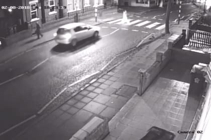 Imagen de una cámara de seguridad de la ciudad de Leicester que captó el momento en que una mujer de 29 años atropelló a su suegro (Leicester Mercury)
