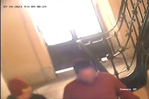Imagen de una cámara de seguridad de Tribunales que muestra al empleado judicial acusado de abusar sexualmente de un adolescente