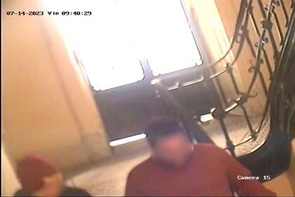 Imagen de una cámara de seguridad de Tribunales que muestra al empleado judicial acusado de abusar sexualmente de un adolescente