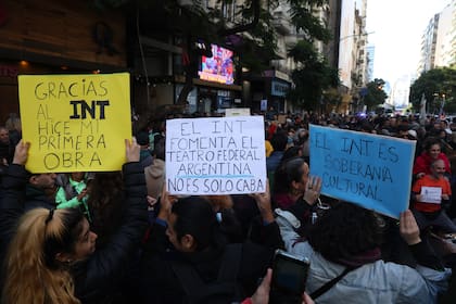 Imagen de una de las tantas marchas convocada por entidades teatrales en defensa del Instituto Nacional del Teatro