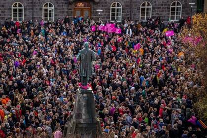 Imagen de una protesta de mujeres que se realizó en octubre de 2016 en Islandia para reclamar por la igualdad de género