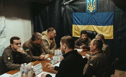 Imagen de una reunión de Zelensky y su equipo