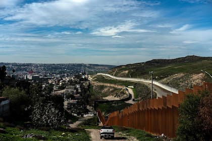 Imagen de una sección de la valla fronteriza entre California (Estados Unidos) y México (Tijuana, estado de Baja California)