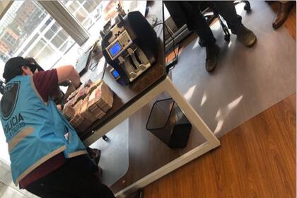 Imagen de uno de los allanamiento donde se secuestró gran cantidad de dinero