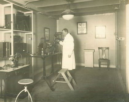 Imagen de uno de los laboratorios históricos del Malbrán, institución creada para investigar enfermedades infecciosas y producir vacunas y sueros en la Argentina