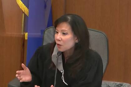 Imagen de video de la jueza del condado Hennepin, Regina Chu, durante la selección del jurado para el juicio de la expolicía de Brooklyn Center Kim Potter en un tribunal en el condado Hennepin en Minneapolis, Minnesota, el viernes 3 de diciembre de 2021. (Court TV, vía AP, Pool)