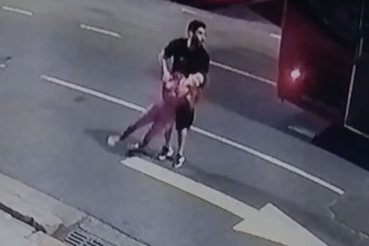 Imagen de video que muestra a Facundo Moyano sujetando a Candela Arizaga