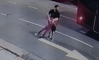 Imagen de video que muestra a Facundo Moyano sujetando a Candela Arizaga en la calle