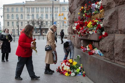 Imagen del 23 de marzo de 2024 de personas colocando flores para conmemorar a las víctimas del ataque terrorista de Moscú, en San Petersburgo, Rusia.