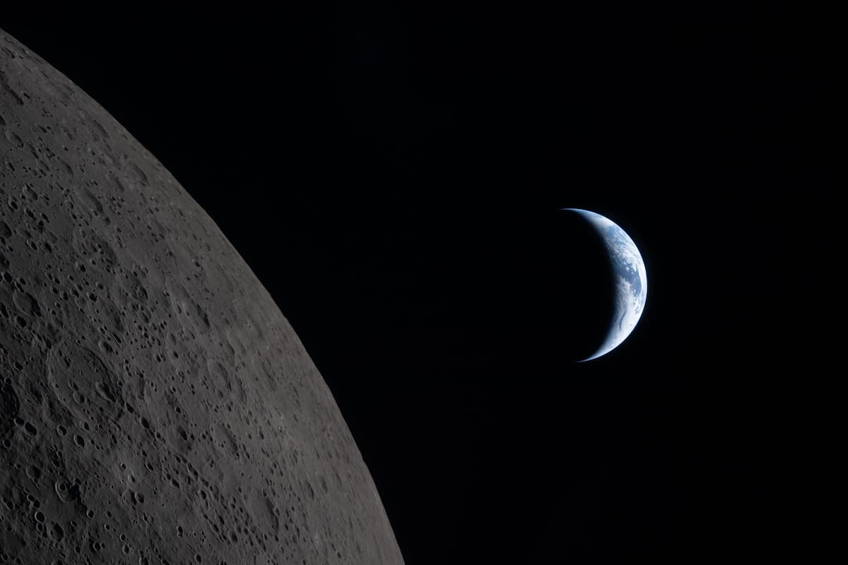 Imagen del 6 de abril de 2026 de la Luna (i) y la Tierra vistas desde la nave espacial Orión. La tripulación de la misión Artemis II de la Administración Nacional de Aeronáutica y del Espacio (NASA, por sus siglas en inglés) de Estados Unidos, comenzó el martes la fase de regreso de su vuelo lunar de 10 días después de completar su sobrevuelo a la Luna. (Xinhua/NASA)