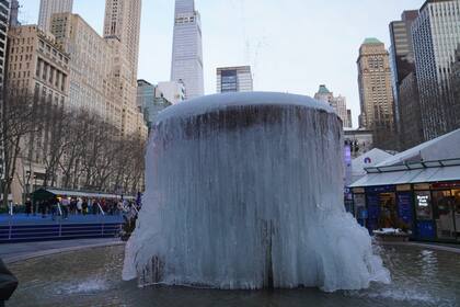 Imagen del 7 de febrero de 2026 de una fuente congelada, en la ciudad de Nueva York, Estados Unidos