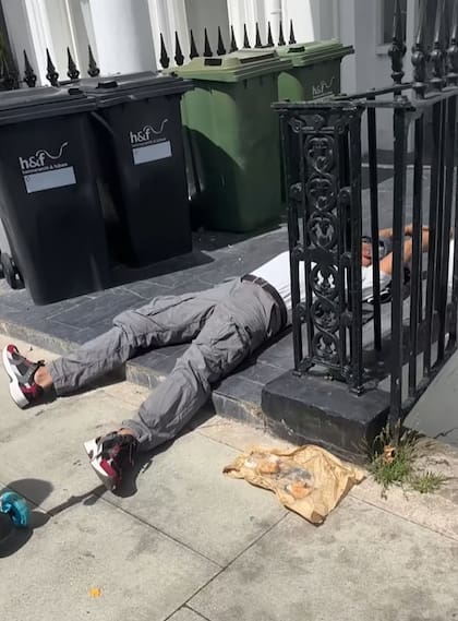 Imagen del acompañante de Mahrah Al Nahyan, mientras ambos permanecían inconscientes en la calle, en Londres. Fuente: X